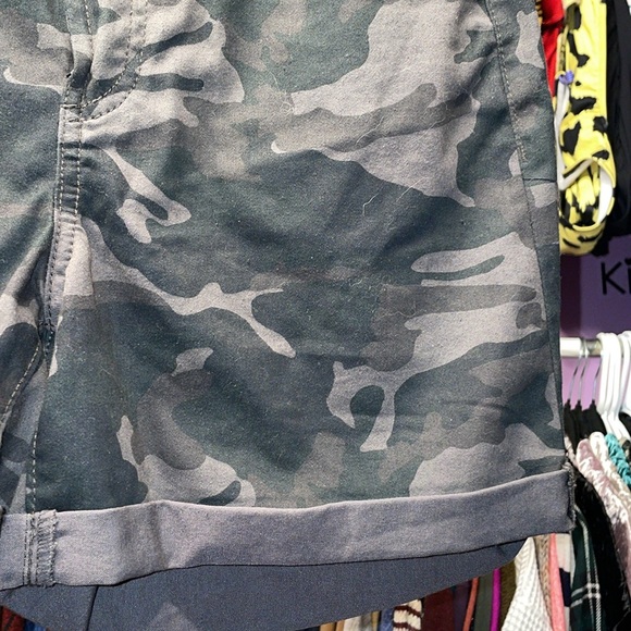 Camo print shorts size 4 pockets in front denim style NWOT - Picture 4 of 6